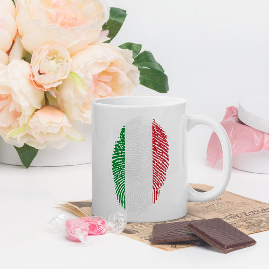 Weiße, glänzende Tasse mit Italien Fingerabdruck
