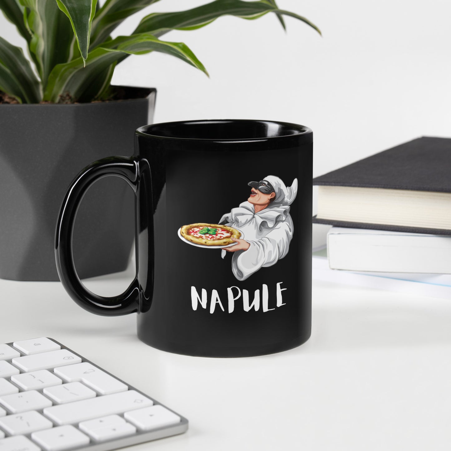 Schwarze glänzende Tasse Pulcinella