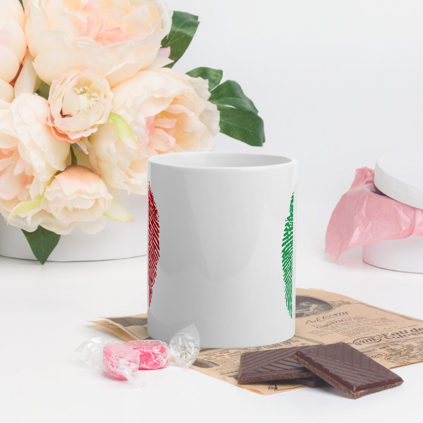 Weiße, glänzende Tasse mit Italien Fingerabdruck