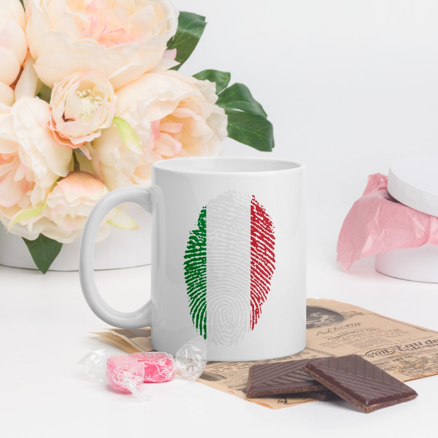 Weiße, glänzende Tasse mit Italien Fingerabdruck